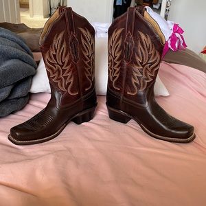 Old West women’s boots. Size 6.5. Color: tan and brown